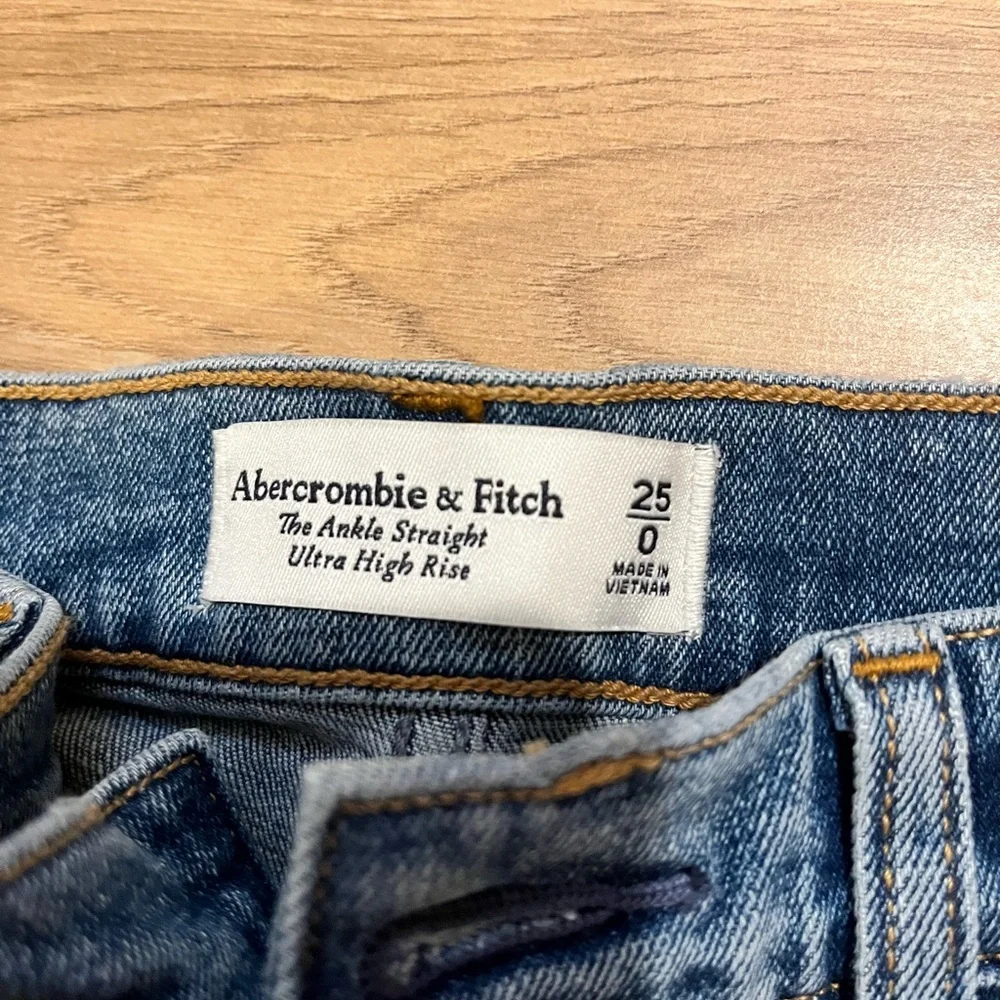 Abercrombie ultra high rise ankle straight jean never worn - Picture 4 of 6